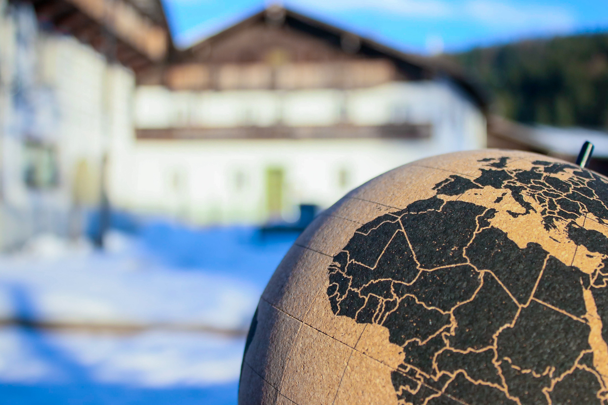 Globus vor einem Tiroler Bauernhaus, Klimabündnis-Gemeinden Tirol