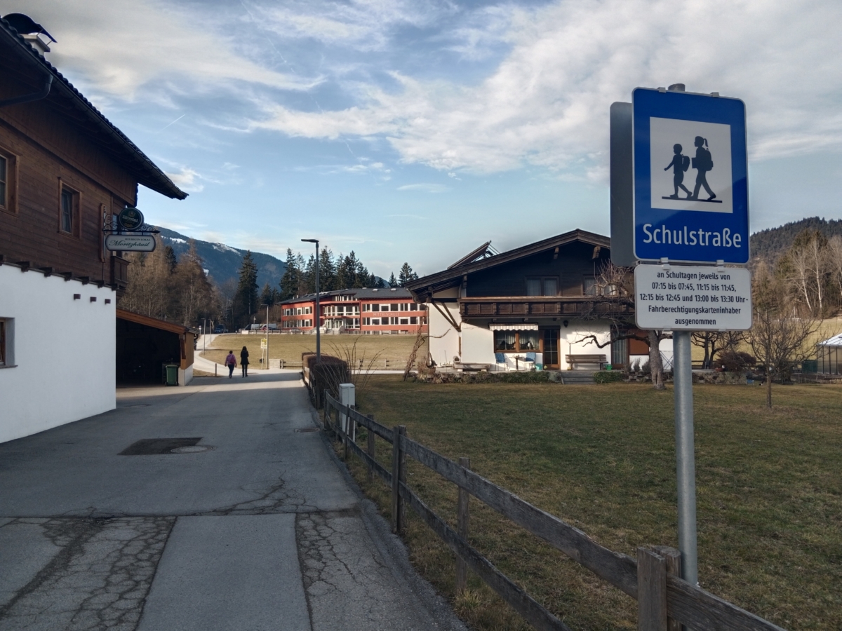Straße mit Verkehrsschild in der Gemeinde Reith im Alpbachtal