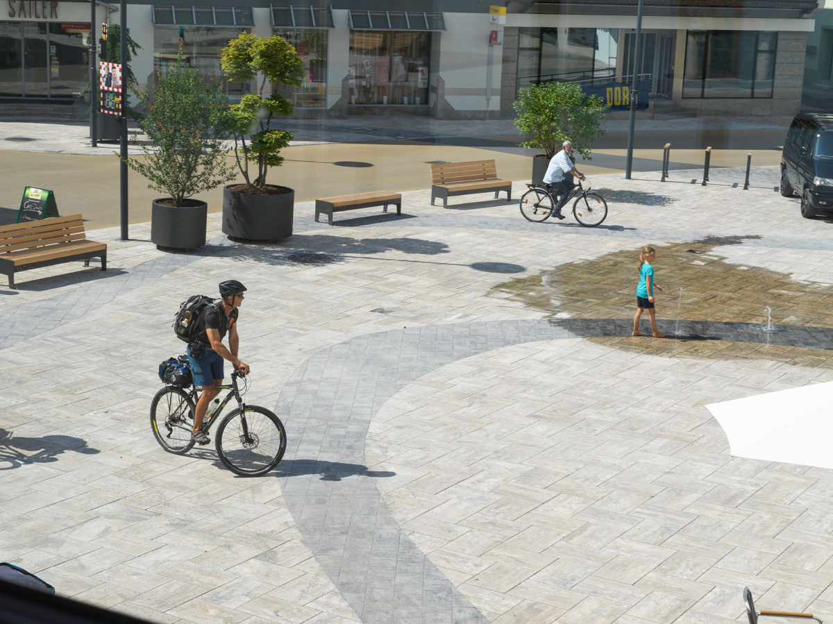 Radfahrer auf Gemeindeplatz in Prutz