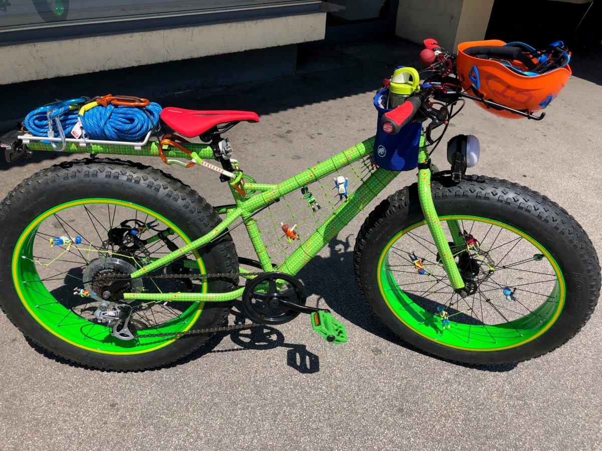 Grünes Fahrrad mit Kletterzubehör