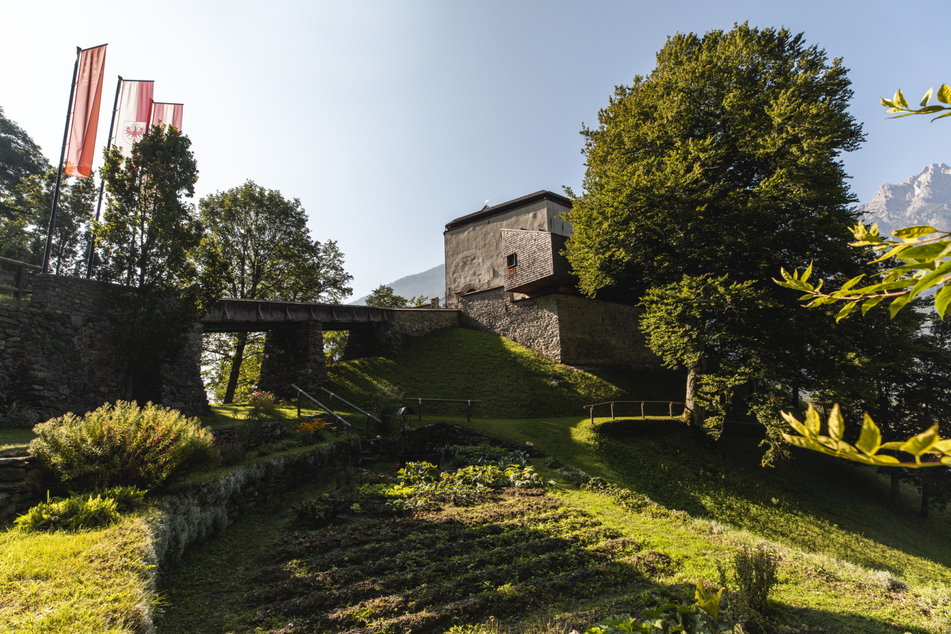 Schloss und Schlossgraten Lengberg bei Sonne in Tirol