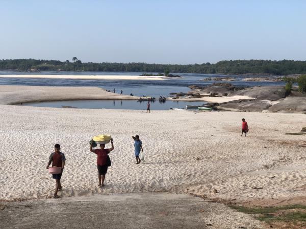 In São Gabriel da Cachoeira zieht sich der Fluss zurück: selbst kleine Boote erreichen das Ufer nicht mehr.