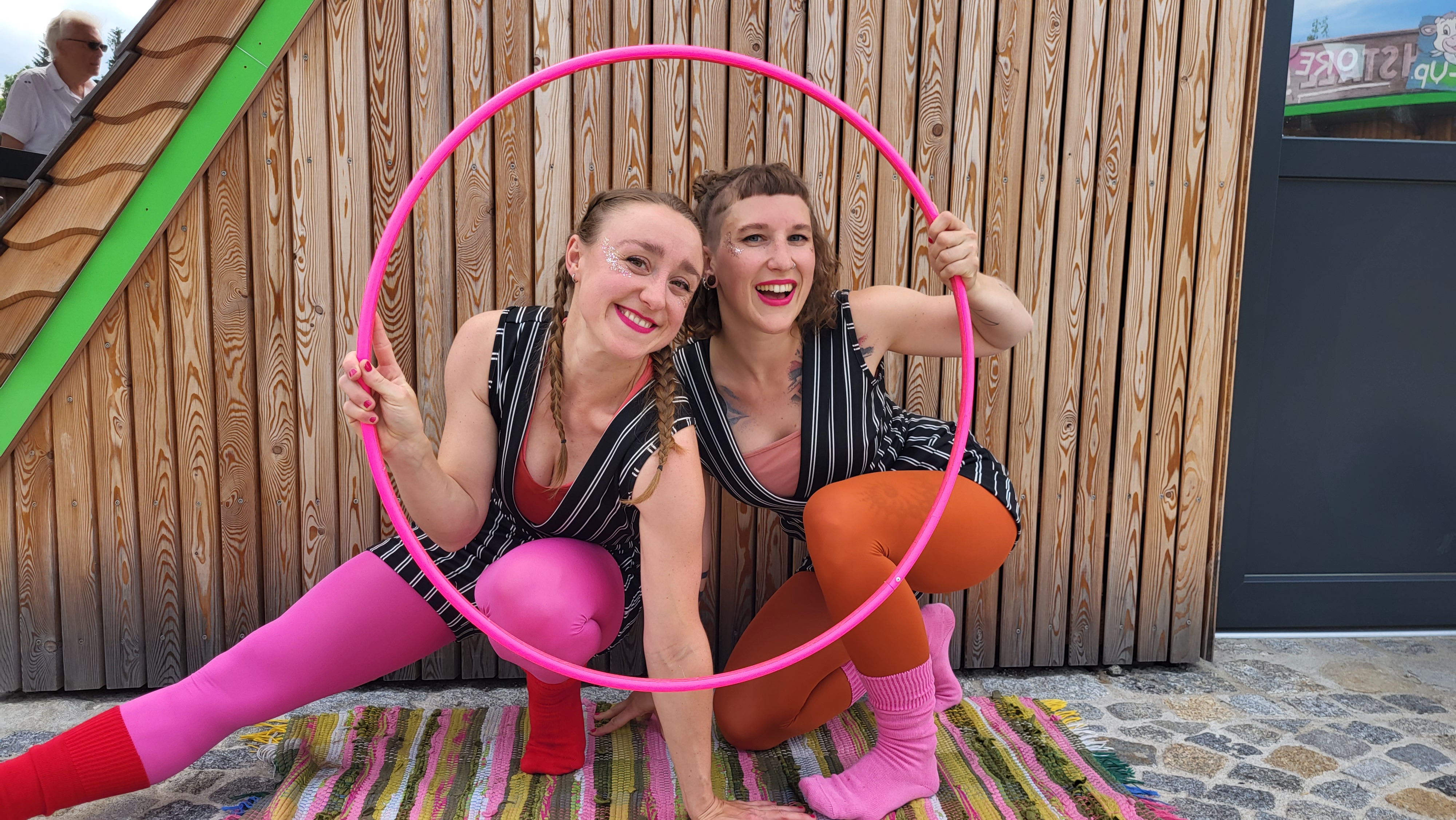 Pädagoginnen und Zirkusartistinnen Lisa Hubmer und Sarah Lammer