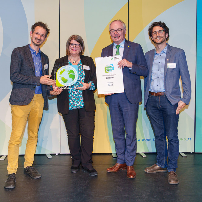 Gemeindevertreter der Stadtgemeinde Scheibbs auf der Bühne mit dem Klimabündnis-Jahreskalender