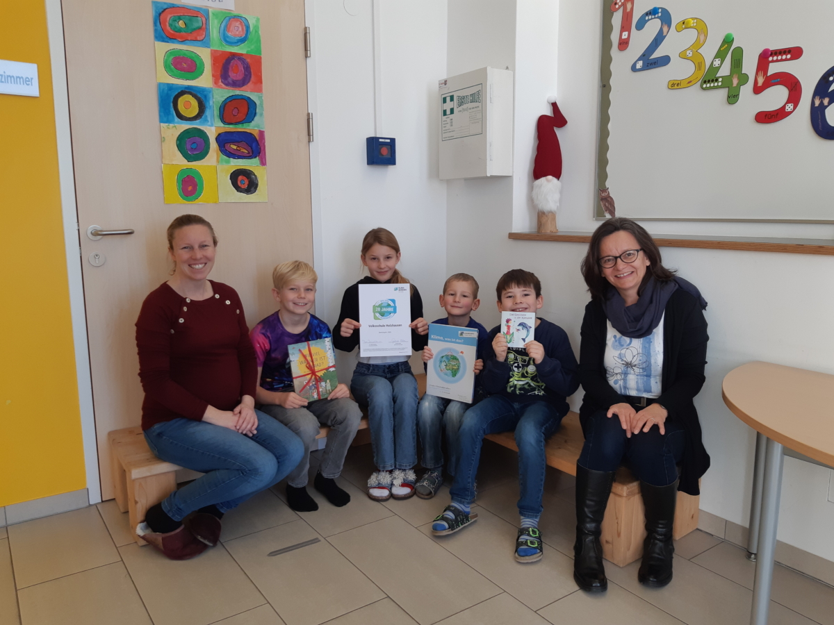 Kinder und Direktorin der Volksschule Holzhausen in Salzburg