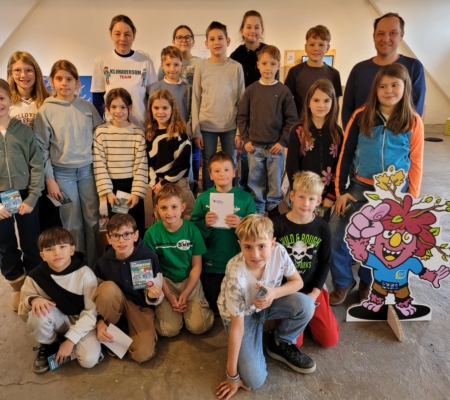 Gruppenfoto Volksschulklasse mit zwei Lehrpersonen