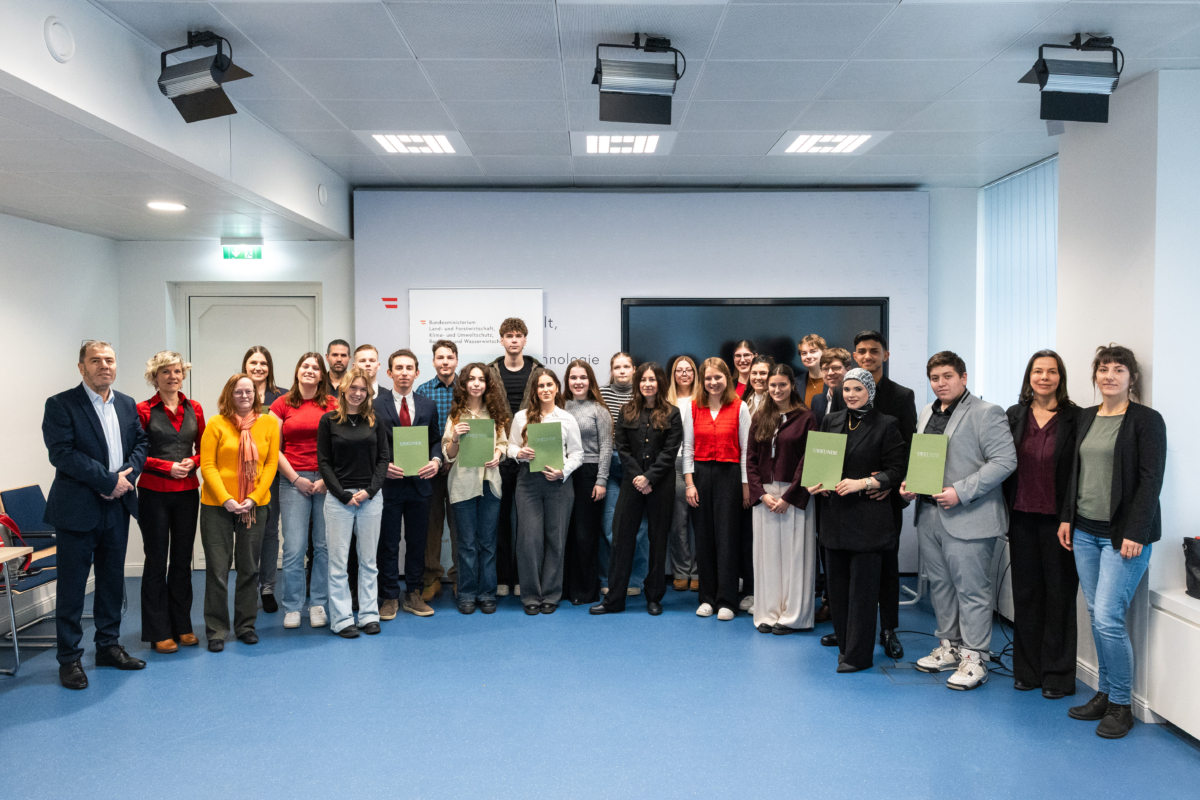 Preisträger und Begleitung im Festsaal des Ministeriums