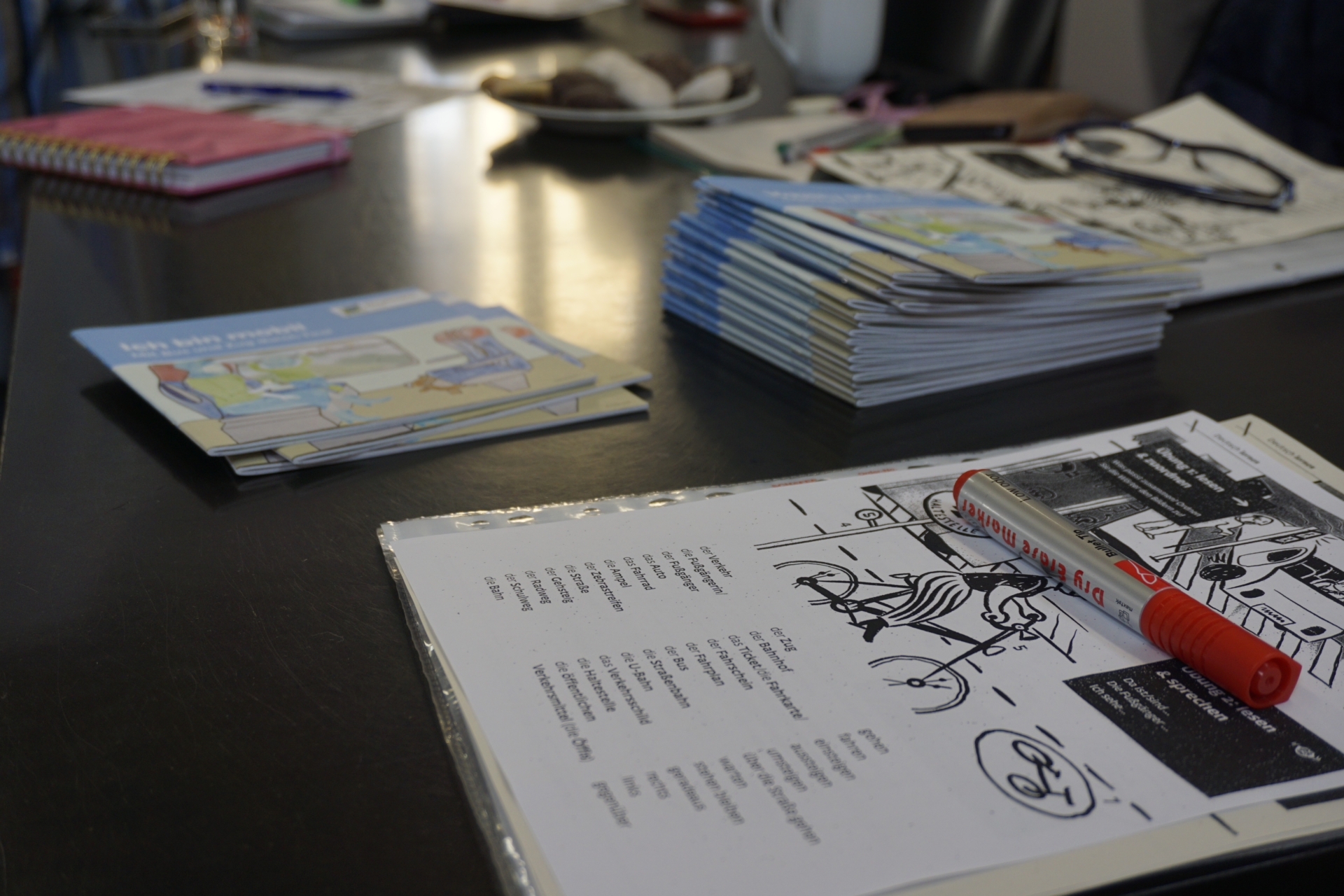 Unterrichtsmaterialien auf Tisch