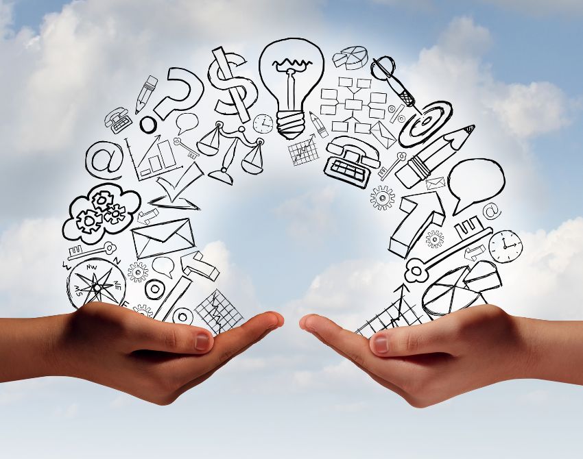 zwei hände mit grafiken zu ideen