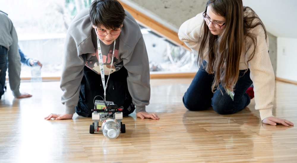 Jugendliche lassen selbstgebauten Roboter fahren