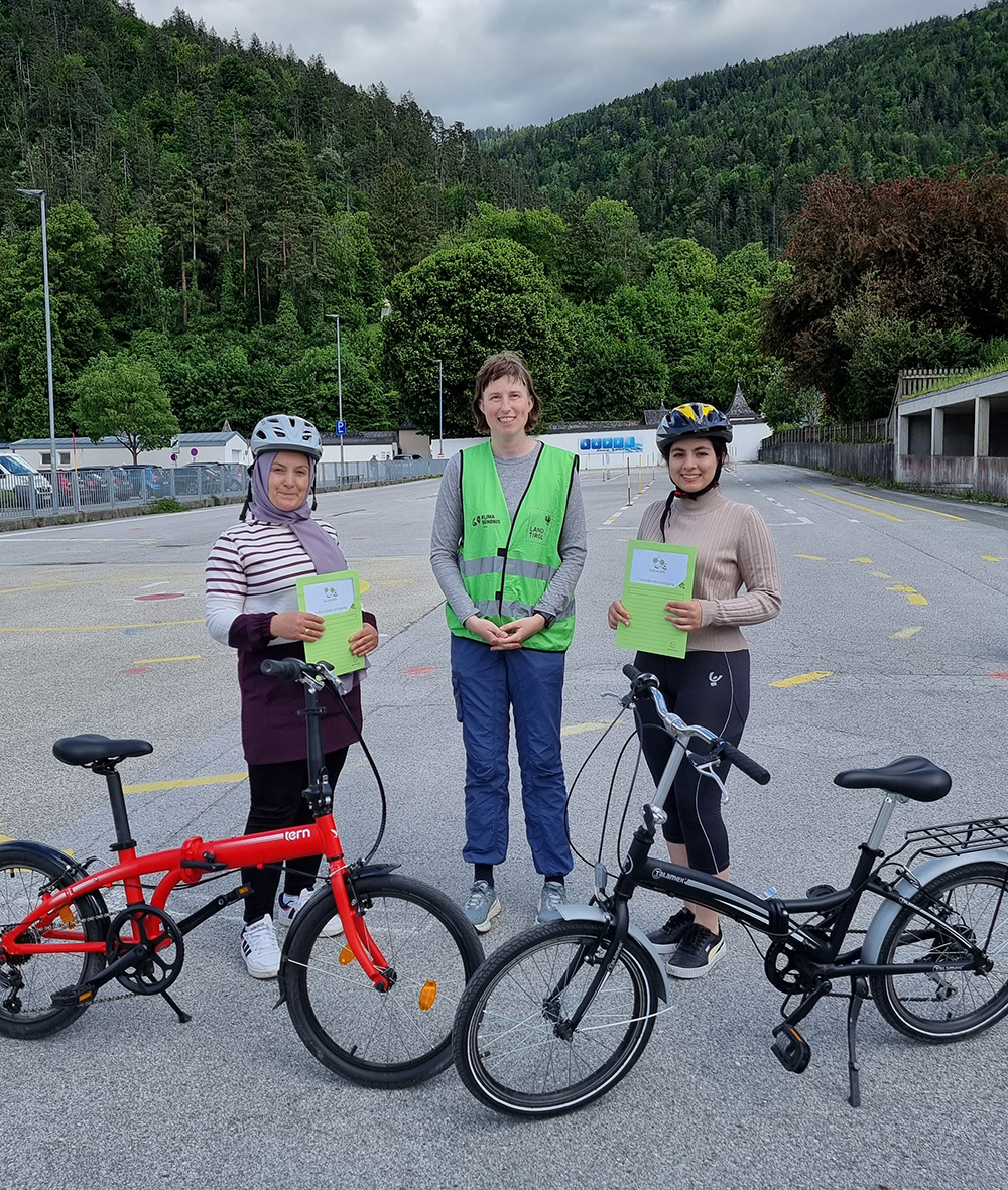 Zwei Kursteilnehmer:innen freuen sich mit Simone Profus, der Projektleiterin