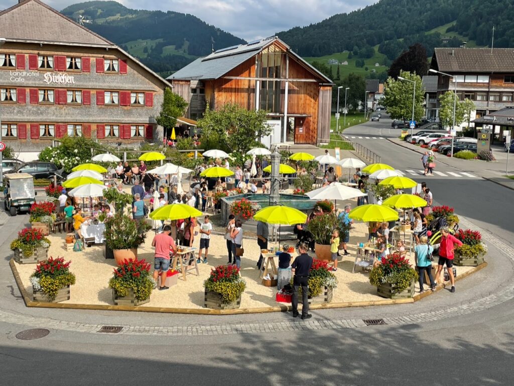 Markt in Hittisau bei Sonnenschein von oben