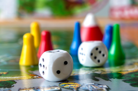 Spielbrett mit Würfel und Spielfiguren