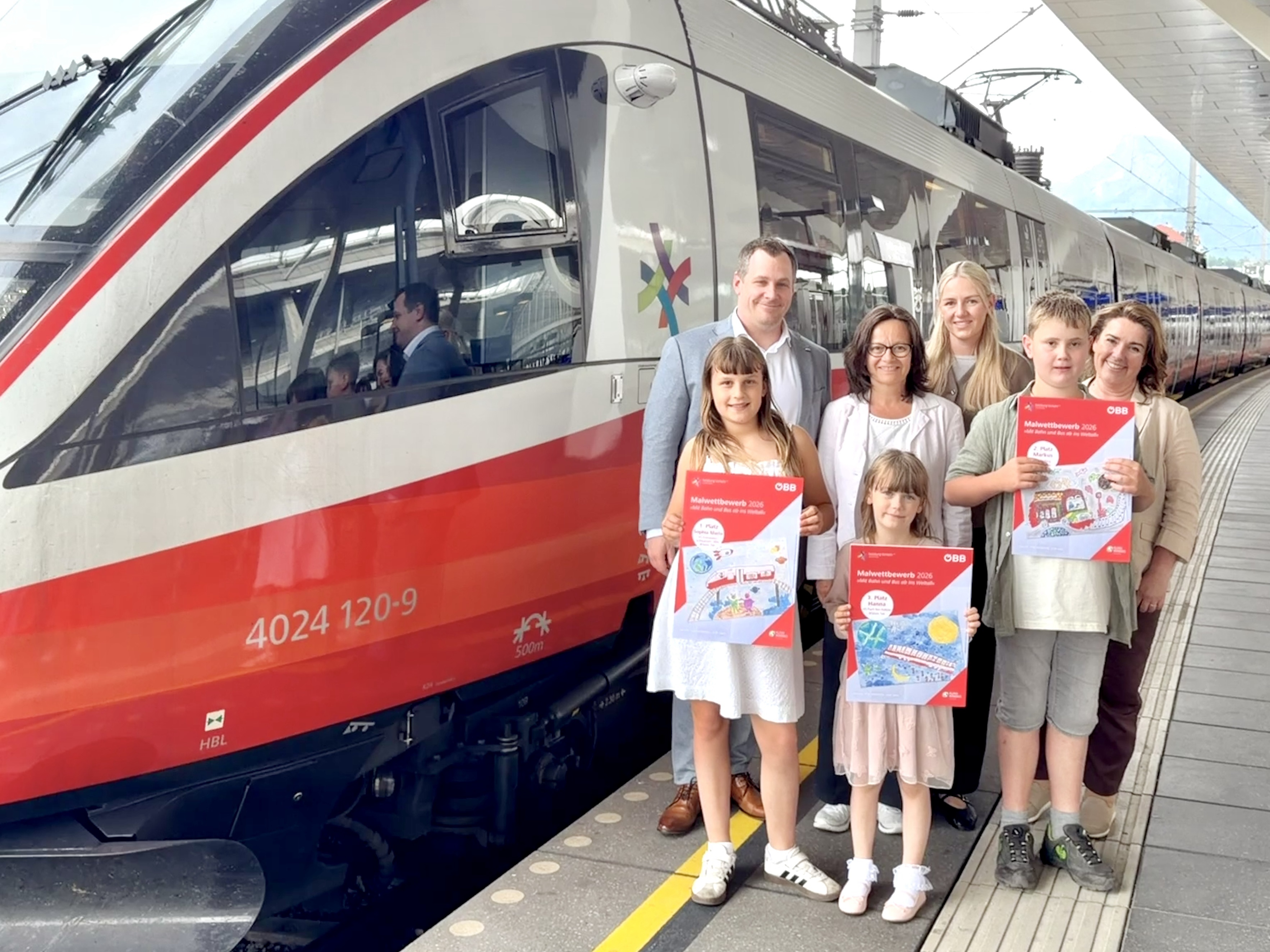 Kinder und Erwachsene vor einem ÖBB Zug