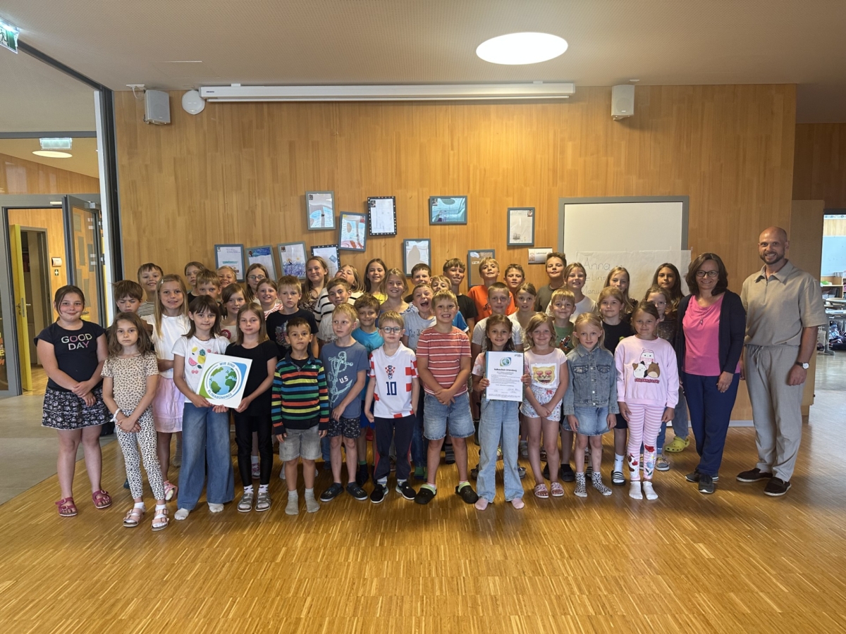 große Gruppe von Kindern mit 2 Erwachsenen