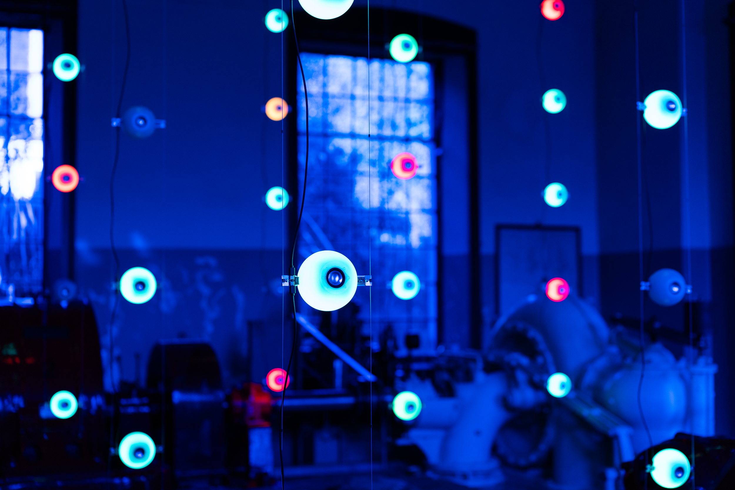 Lichtkugeln als Installation im stillgelegten Wasserkraftwerk in Mühlau