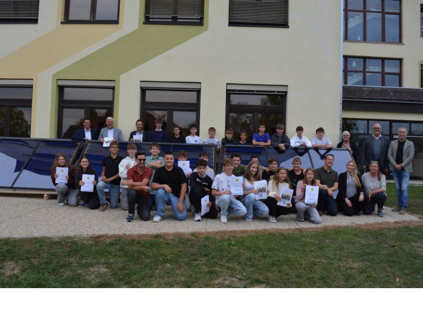 Schüler:innen vor 3 Sonnenkollektoren